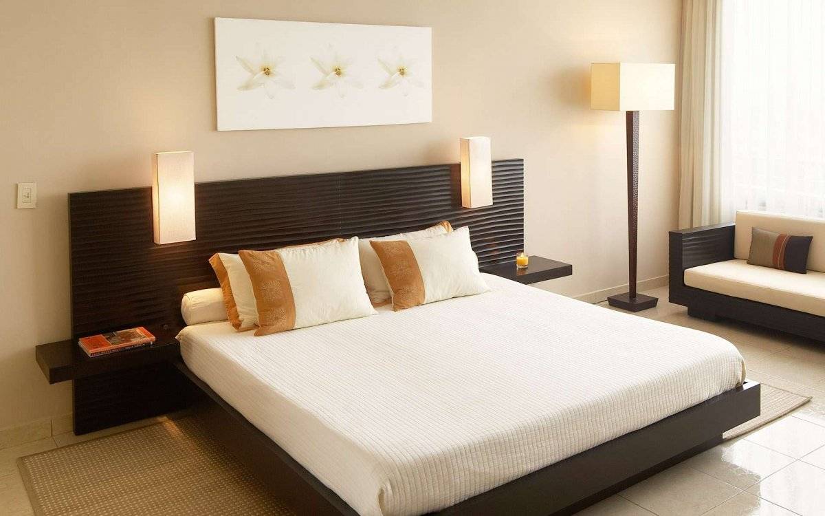 awesome minimalist bedroom decor with king size bed with headboard and laminated floor with also synthetic carpet