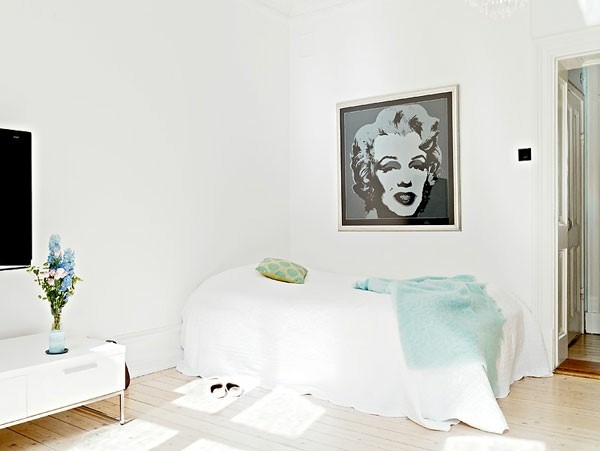 Make Bedroom in Scandinavian style with Merilyn Monroe picture on the wall