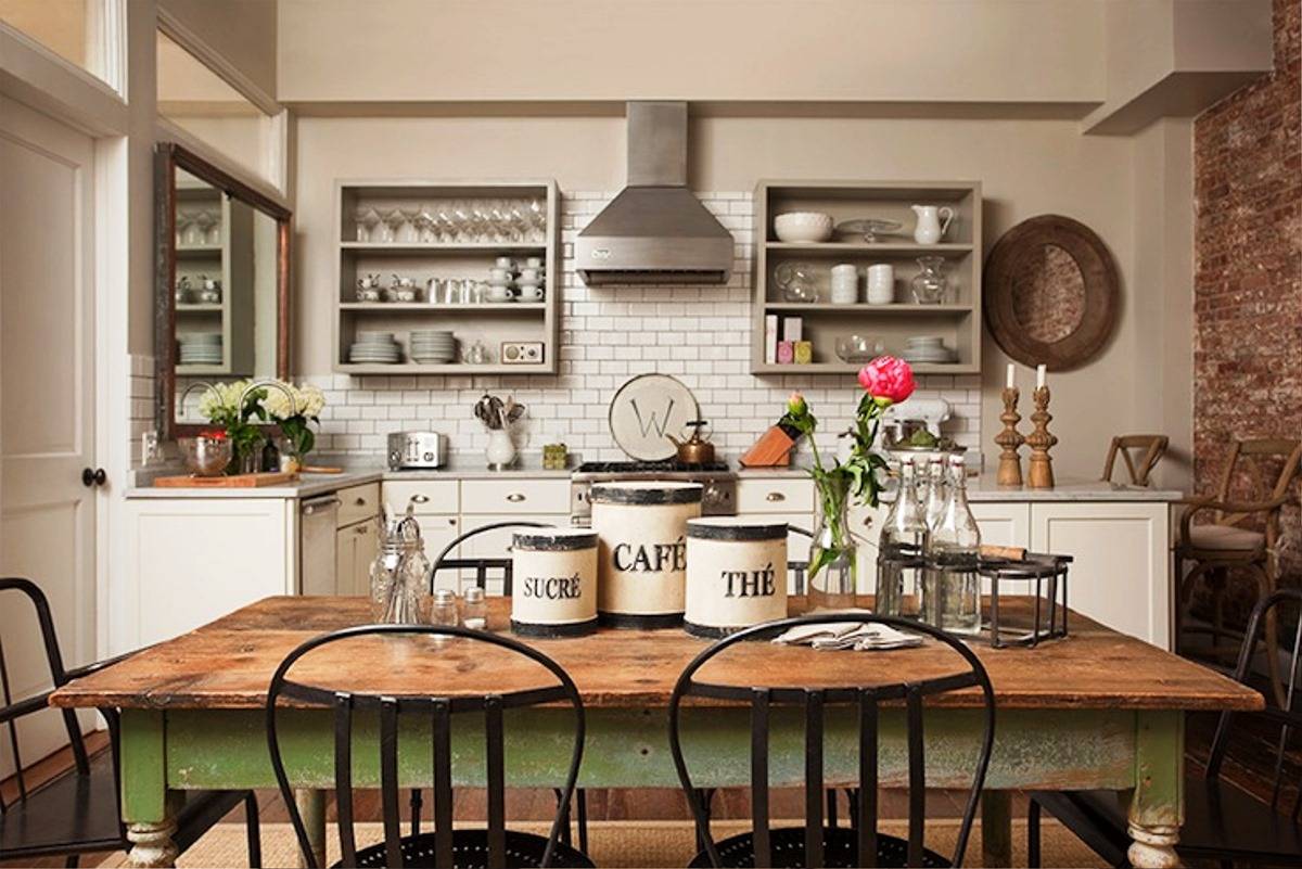 Idea for industrial farmhouse kitchen decor with brick walls and metall stools at the dining area